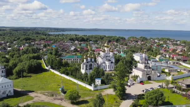 Pereslavl-Zalessky, Rusia. Monasterio de San Nicolás Pereslavski. Clima nublado, verano. 4K — Vídeo de stock
