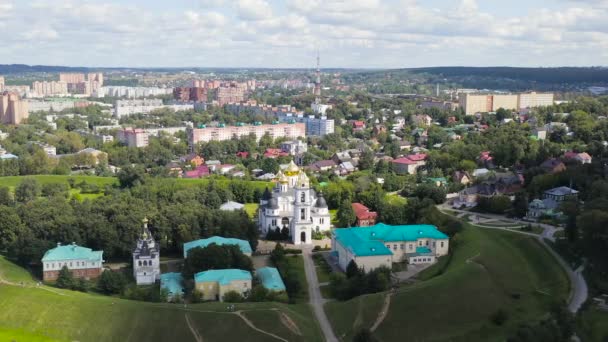 Dmitrov, Rusya. Dmitrov Kremlin 'de bulunan Kutsal Bakire Meryem' in Varsayımı Katedrali. 16. yüzyılın başlarında yapılmış bir mimari anıt. 4K — Stok video