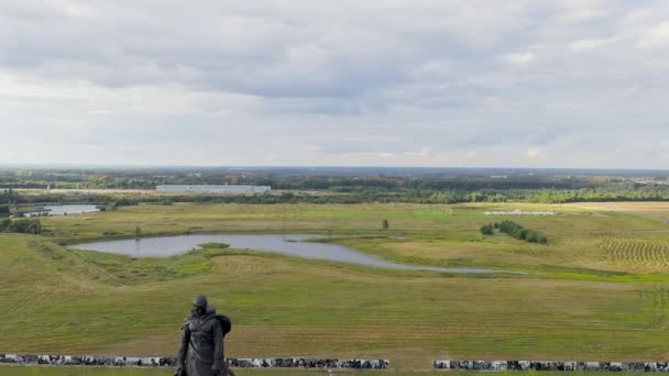 Rzhev, Ryssland. Rzjevs minnesmärke över den sovjetiske soldaten tillägnas minnet av sovjetiska soldater som dog i strider nära Rzjev 1942-1943. 4K — Stockvideo