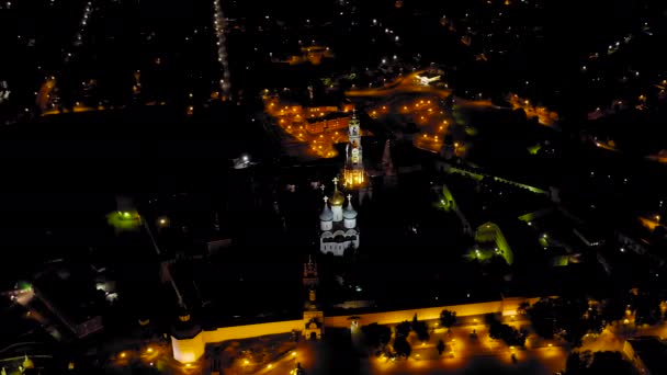 Sergiev Posad, Rusland. Trinity-Sergius Lavra er det største mandlige kloster i den russisk-ortodokse kirke med en lang historie. Beliggende i centrum af byen Sergiev Posad. Om natten. 4K – Stock-video