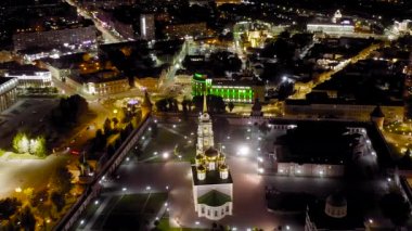 Tula, Rusya. Geceleri şehrin havadan görünüşü. Tula Kremlin, Kutsal Varsayım Katedrali. 4K