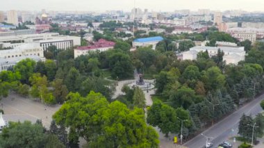 Krasnodar, Rusya. Catherine Meydanı 'ndaki İmparatoriçe II. Catherine Anıtı. Hava görüntüsü. 4K