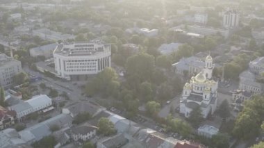 Simferopol, Kırım. Kırım Cumhuriyeti Eyalet Konseyi Alexander Nevsky Katedrali. Gün batımı zamanı. 4K
