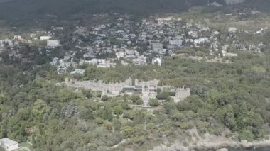 Alupka, Kırım. Vorontsov Sarayı. İyi korunmuş salonları ve 40 hektarlık manzaralı parkı olan 19. yüzyıl Gotik malikanesi. Saray 1828 'den 1848' e kadar inşa edildi. 4K