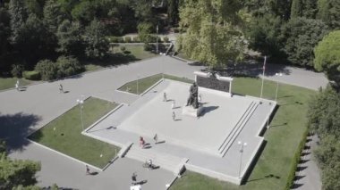 Yalta, Kırım. Yalta 'daki Livadia Sarayı' nın parkında, İmparator 'un anıtı olan III. Alexander anıtı 2017 yılında açıldı. 4K