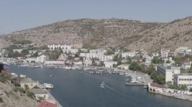 Sivastopol, Kırım. Yatları ve eğlence tekneleri olan Balaklava Körfezi. 4K