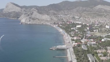 Sudak, Kırım. Sudak seti. Plajları ve insanları olan Karadeniz kıyısı. 4K