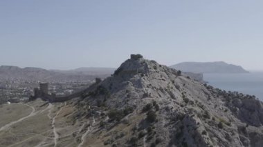 Sudak, Kırım. Sudak 'taki Ceneviz kalesi. 30 hektarın üzerinde bir alana sahip ortaçağ kalesi. Karadeniz kıyısında. 4K