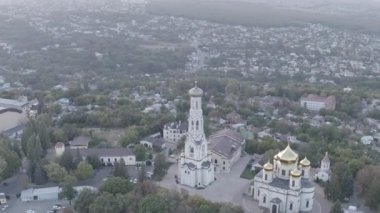Stavropol, Rusya. Stavropol 'deki Kazan İkonunun Katedrali. Gün batımı zamanı. 4K