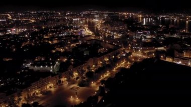 Astrakhan, Rusya. Geceleri Astrakhan şehrinin manzarası. Volga 'nın durgun sularının seti. Lenin Meydanı. 4K