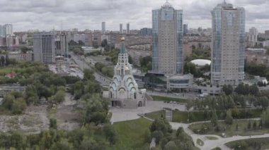Samara, Rusya. Tanrı 'nın Bilgeliği Sophia Katedrali. Volga Nehri 'nin kıyısında yer alıyor. 4K