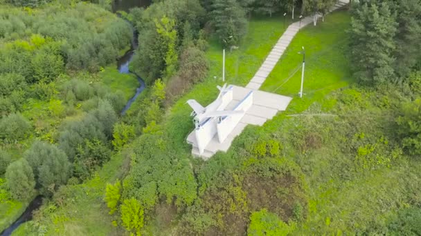 Rzhev, Rússia. Avião MiG-17 em um pedestal. 4K — Vídeo de Stock