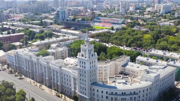 Βορόνεζ, Ρωσία. Κτίριο γραφείων με πύργο και ρολόι στο κέντρο της πόλης. 4K — Αρχείο Βίντεο