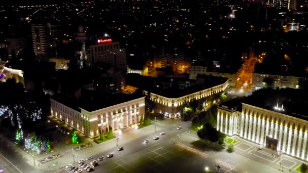 Voronezh, Rusia. Lenin Square. Hotel RAMADA PLAZA. Pemandangan kota malam. 4K — Stok Video