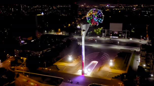 Rostov-on-Don, Rusya. Stele 'den Rostov' un kurtarıcılarına. Tiyatro meydanı. Gece görüşü. 4K — Stok video