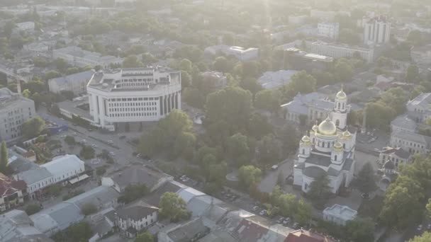 Simferopol, de Krim. Staatsraad van de Republiek de Krim Alexander Nevsky Kathedraal. Zonsondergang tijd. 4K — Stockvideo