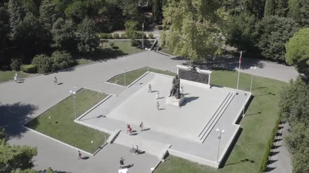 Jalta, Krim. Monument över Alexander III i Jalta - ett monument över kejsaren i, öppnade 2017 på territoriet av parken Livadia Palace i Jalta. 4K — Stockvideo