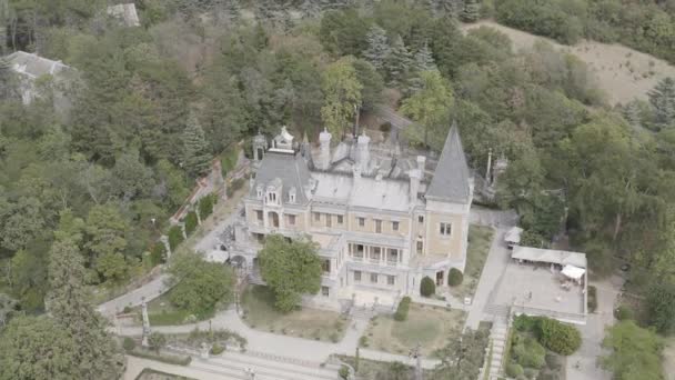 Masandra, Crimea. El Palacio Massandra del emperador Alejandro III se encuentra en la Alta Massandra, en la costa sur de Crimea. Fecha de fundación Siglo XIX. 4K — Vídeos de Stock