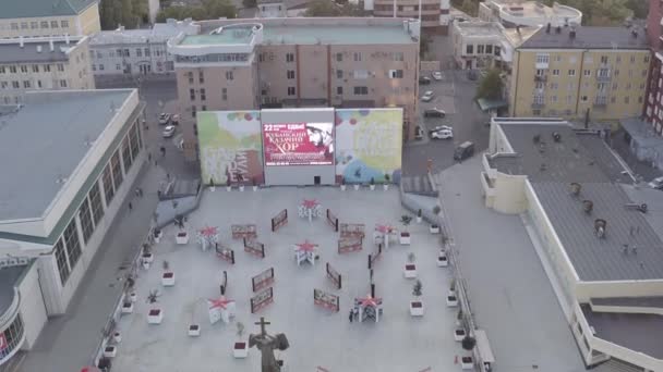 Stavropol, Russie. Ange gardien de la Cité de la Croix. Place Alexandrovskaïa. Coucher de soleil. 4K — Video