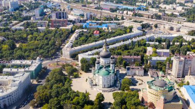 Voronezh, Rusya - 23 Ağustos 2020: Rusya Ortodoks Kilisesi, Voronezh Büyükşehir Kilisesi 'nin ana tapınağı, Havadan Bakış  