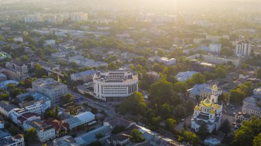 Simferopol, Kırım - 31 Ağustos 2020: Kırım Cumhuriyeti Devlet Konseyi. Gün batımında şehir merkezi panoraması, Hava Görüntüsü  