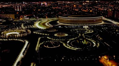 Krasnodar, Rusya - 29 Ağustos 2020: Krasnodar - Krasnodar şehrindeki bir futbol stadyumu. Halk Parkı Krasnodar (Galitsky Parkı). Gece parkın üzerinde uçarken, Aerial View  