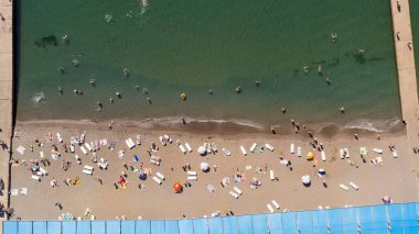 Sudak, Kırım - 15 Eylül 2020 Sudak seti. Plajları ve insanları olan Karadeniz kıyıları, Aerial View, Kafası Yukarda  
