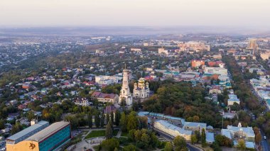 Stavropol, Rusya - 17 Eylül 2020: Stavropol 'deki Kazan İkonunun Katedrali. Gün batımı, Hava Görünümü  