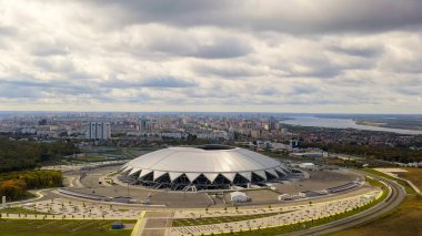 Samara, Rusya - 20 Eylül 2020 Samara Arena Stadyumu. Sonbahar bulutları, Hava Görünümü  