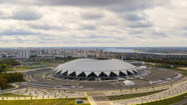 Samara, Rusya - 20 Eylül 2020 Samara Arena Stadyumu. Sonbahar bulutları, Hava Görünümü  