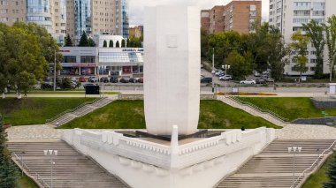Samara, Rusya - 20 Eylül 2020: Stella Rook. Volga Nehri 'nin kıyısında, Aerial View  