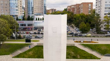 Samara, Rusya - 20 Eylül 2020: Stella Rook. Volga Nehri 'nin kıyısında, Aerial View  