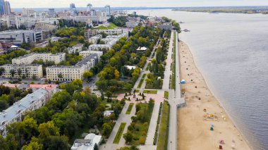 Samara, Rusya - 20 Eylül 2020 Sahil Sahili Prens Grigory Zasekin 'in anıtı. Volga Nehri 'nin kıyısında, Aerial View  