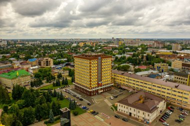 Ivanovo, Rusya - 12 Ağustos 2020: Devrim Meydanı ve İvanovo kentinin yönetimi. Hava görünümü