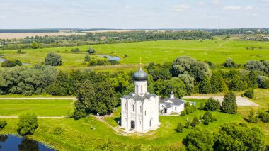 Rusya, Bogolyubovo. Kilisenin Nerl 'deki şefaat görüşü. Ortodoks Kilisesi ve Ortaçağ Rusya 'sının bir sembolü, Havadan Bakış  