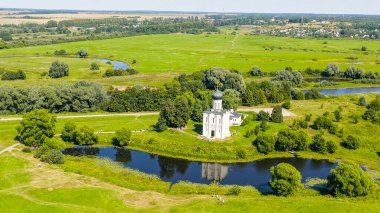 Rusya, Bogolyubovo. Kilisenin Nerl 'deki şefaat görüşü. Ortodoks Kilisesi ve Ortaçağ Rusya 'sının bir sembolü, Havadan Bakış  