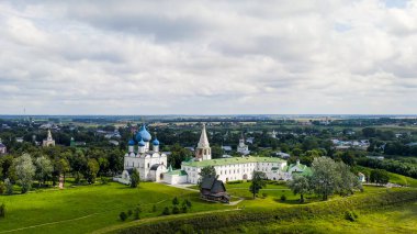 Suzdal, Rusya. Uçuş. Suzdal 'daki Theotokos' un Doğumu Katedrali. Suzdal Kremlin 'in bölgesindeki Ortodoks Kilisesi.  