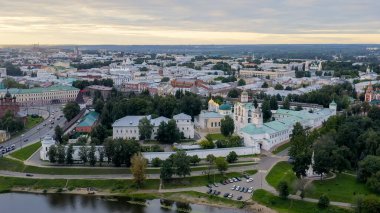 Yaroslavl, Rusya. Yaroslavl Spaso-Preobrazhensky Manastırı (Spaso-Yaroslavl Manastırı) - Yaroslavl 'daki antik bir erkek manastırı. Gün batımı, Hava Görünümü  