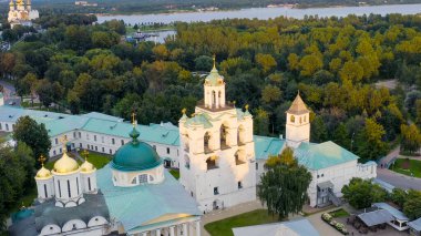 Yaroslavl, Rusya. Yaroslavl Spaso-Preobrazhensky Manastırı (Spaso-Yaroslavl Manastırı) antik bir erkek manastırı. Gün batımı, Hava Görünümü  