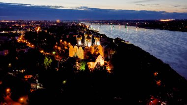 Yaroslavl, Rusya. Kutsal Bakire Meryem 'in Varsayımı Katedrali (Varsayım Katedrali). Gün batımından sonra şehir ışıkları, alacakaranlık, hava manzarası  