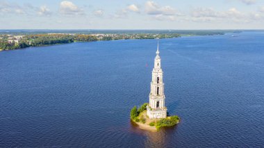 Kalyazin, Rusya. Kalyazin çan kulesi. Aziz Niklas Katedrali 'nin çan kulesi (su basmış çan kulesi olarak bilinir), Hava Görünümü  