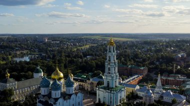 Sergiev Posad, Rusya. Trinity-Sergius Lavra, Rus Ortodoks Kilisesi 'nin en büyük erkek manastırıdır. Sergiev Posad şehrinin merkezinde yer almaktadır. Gün batımı ışığı, Hava Görünümü  