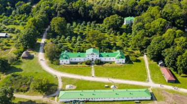 Yasnaya Polyana, Rusya. Lev Nikolaevich Tolstoy, Yasnaya Polyana 'da doğdu ve hayatının çoğunu Havadan Bakış' ta geçirdi.  
