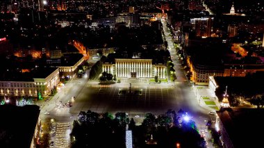 Voronezh, Rusya. Lenin Meydanı. Voronezh bölgesinin inşası. Şehir gece manzarası, hava manzarası.  
