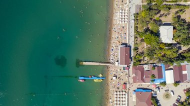 Sudak, Kırım. Sudak seti. Plajları ve insanları olan Karadeniz kıyıları, Aerial View, Kafası Yukarda  
