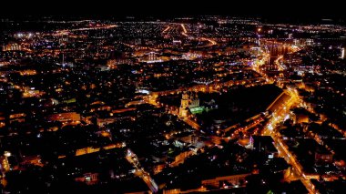 Astrakhan, Rusya. Astrakhan Kremlin 'in çan kulesi. Astrakhan Kremlin 16. yüzyılda yapılmış beyaz taş bir kaledir. Gece, Hava Görüntüsü  
