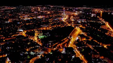 Astrakhan, Rusya. Astrakhan Kremlin 'in çan kulesi. Astrakhan Kremlin 16. yüzyılda yapılmış beyaz taş bir kaledir. Gece, Hava Görüntüsü  