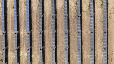 Rusya, Stavropol Bölgesi. Güneşli bir günde güneş enerjisi santrali, Hava Görüntüsü, vurulma vakası.  