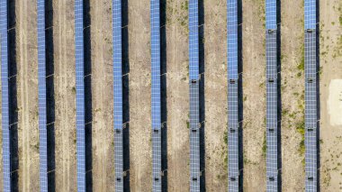 Rusya, Stavropol Bölgesi. Güneşli bir günde güneş enerjisi santrali, Hava Görüntüsü, vurulma vakası.  
