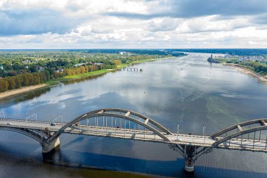 Rybinsk, Rusya. Rybinsky Köprüsü, Yaroslavl Bölgesi 'nde, Rybensk kasabasında, Volga Nehri üzerinde bulunan bir köprüdür. Hava görünümü